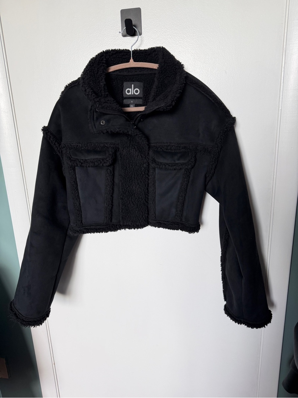 RARE NWOT Oversized Alo Yoga Faux Shearling Snowfall Cropped Jacket - Black - Picture 6 of 14